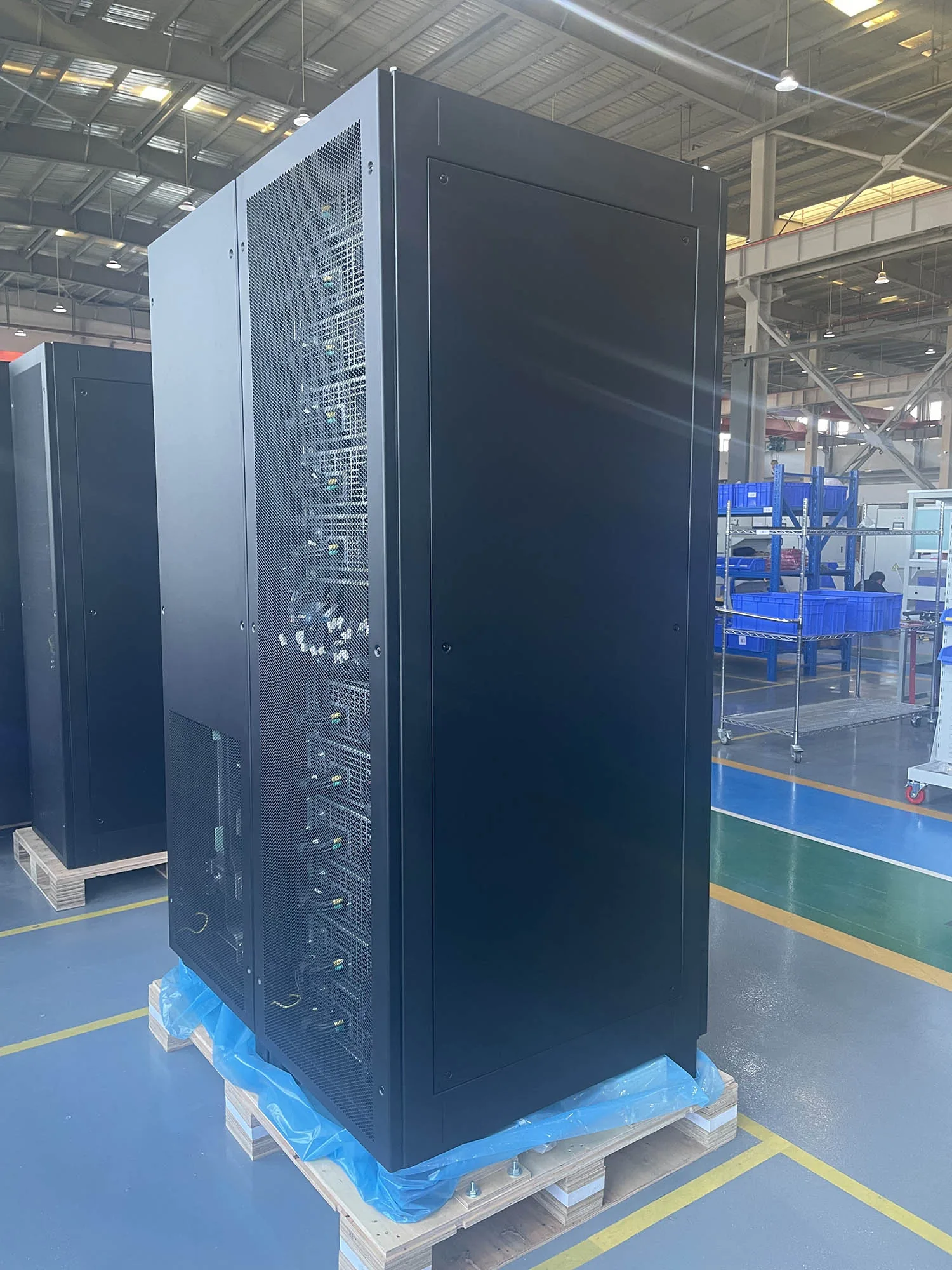 200–600 kVA UPS cabinet, factory floor